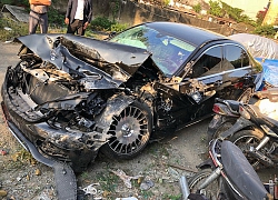 Clip: Xe tải lấn làn đâm Mercedes nát bét, cô dâu chú rể thoát khỏi cửa tử đầy may mắn