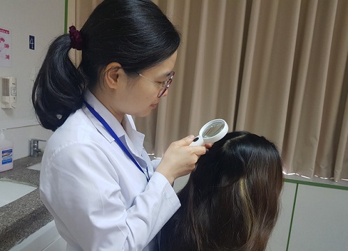 Hoang mang con gái 9 tuổi nhổ trụi mảng tóc, mẹ khóc khi biết nguyên nhân từ chính mình