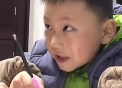 Thấy bố nổi nóng khi kèm mình học, cậu bé lém lỉnh có hành động dỗ ngược lại bố siêu đáng yêu, thế này thì ai mà nỡ giận