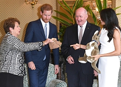 Trang phục mang ý nghĩa đặc biệt của Archie khiến dân tình thi nhau tìm mua, mẹ Meghan cũng được "thơm lây"