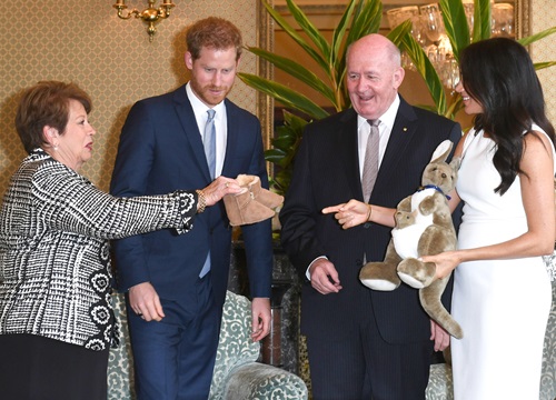 Trang phục mang ý nghĩa đặc biệt của Archie khiến dân tình thi nhau tìm mua, mẹ Meghan cũng được "thơm lây"