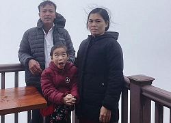 Vừa chụp ảnh vừa làm trò, biểu cảm của cô em út khiến chị nổi cáu nhưng dân mạng lại thích thú