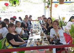 Buổi họp lớp kỷ niệm 10 năm ra trường: Bàn ghế được bày trí sang trọng, xung quanh không một bóng người