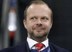 CĐV MU ném pháo sáng vào nhà Ed Woodward