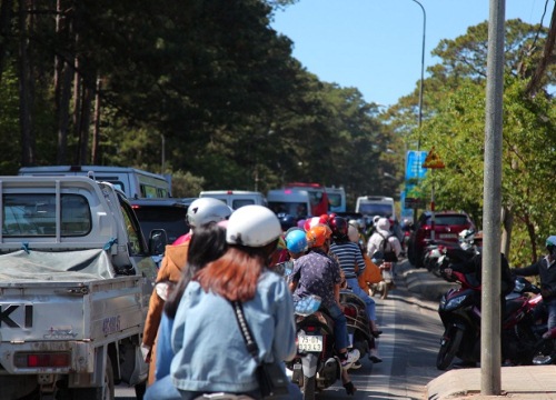 Du khách đổ về Đà Lạt, Lâm Đồng triển khai phòng chống vi rút Corona