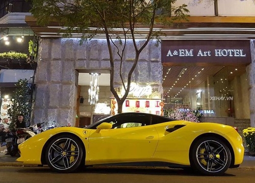 Phan Hoàng cưỡi Ferrari 488 GTB 15 tỷ xuống phố chơi Tết