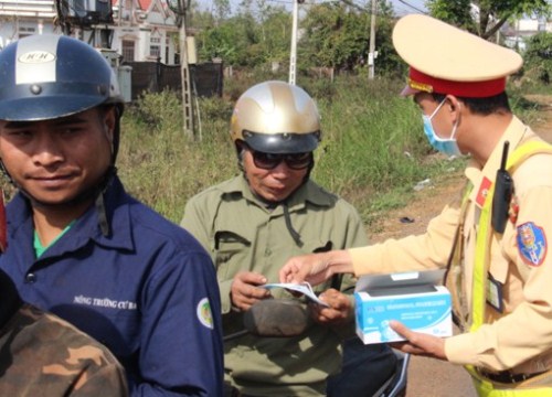 Đắk Lắk phát miễn phí hàng nghìn khẩu trang y tế cho người đi đường