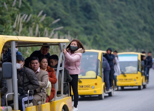 Du xuân chùa Tam Chúc, giá dịch vụ chát... ban tổ chức "hốt bạc"?