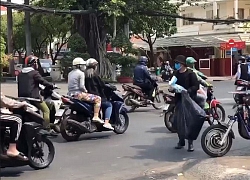 Hành động ấm áp của người Sài Gòn: Đội nắng đứng phát khẩu trang miễn phí cho người qua đường