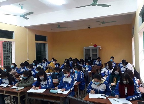 Ngày đầu năm đi học của học sinh, sinh viên cả nước: khẩu trang trở thành vật bất ly thân