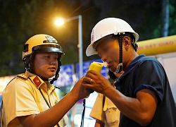 Bị kiểm tra nồng độ cồn, tài xế cãi cùn: "Bẩn lắm, không thổi đâu"