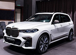 Cận cảnh BMW X7 M50i trong áo Trắng Alpine và nội thất Tartufo lịch lãm