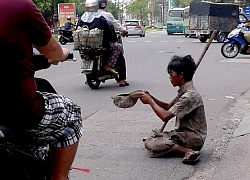 Clip: Người đàn ông đang đi xe máy bỗng &#8216;hóa&#8217; tàn tật để ăn xin gây bức xúc cộng đồng mạng