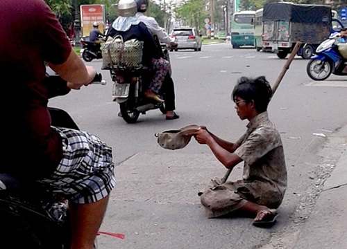 Clip: Người đàn ông đang đi xe máy bỗng 'hóa' tàn tật để ăn xin gây bức xúc cộng đồng mạng