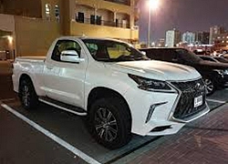 Dân chơi Hà Tĩnh lột xác Toyota Hilux thành bán tải 'Lexus LX 570' có một không hai tại Việt Nam