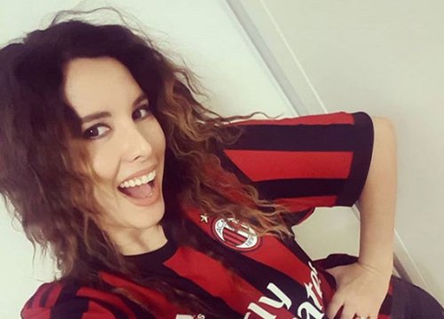 Fan cuồng khoe vòng 1 ngồn ngộn mừng Ibrahimovic trở lại Milan