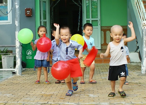 Khóc lóc thảm thương trong ngày đầu đi học, sau một năm cậu bé lại có biểu cảm ai cũng bất ngờ