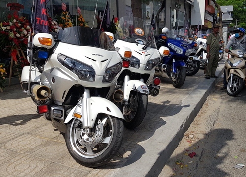 Loạt "sa-lông di động" tiền tỷ Gold Wing "xếp lốp" chào mừng showroom mô tô thứ 2 của Honda tại Việt Nam