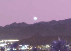 UFO khổng lồ trên bầu trời Las Vegas