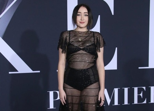 Noah Cyrus gây tranh cãi khi diện mốt thả rông, mặc đồ quá hở hang