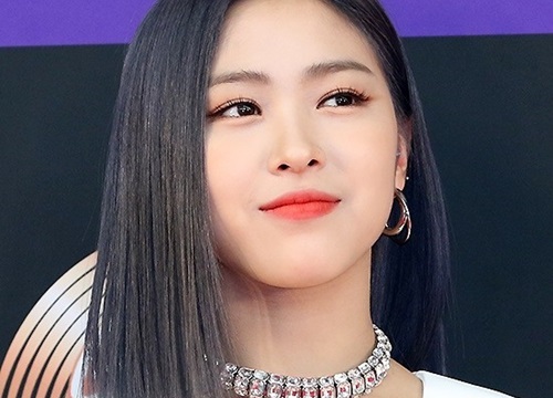 Ryu Jin (ITZY) thay màu tóc, đổi luôn thần thái