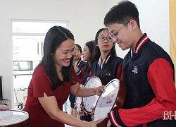 Trao giải Chương trình Thợ săn điểm tốt, chứng chỉ JA cho học sinh trường iSchool