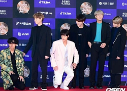 V (BTS) ngã trên thảm đỏ 'Golden Disc Awards 2020' nhưng Jin 'ngượng tím người' vì hành động này