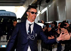 C. Ronaldo dùng máy nghe nhạc đời cũ