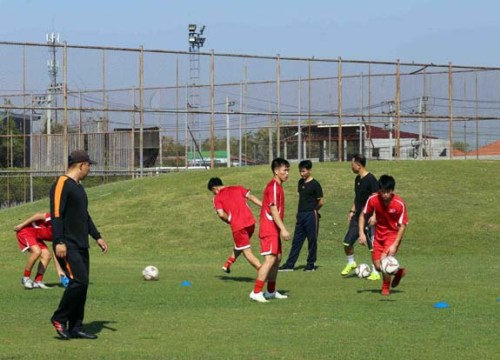 Chờ đấu U23 Việt Nam, U23 Triều Tiên ra đường tập giữa trưa nắng