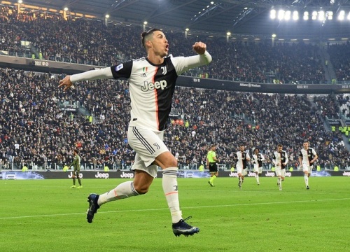 C.Ronaldo lập hat-trick, Juventus đại thắng ngày đầu năm