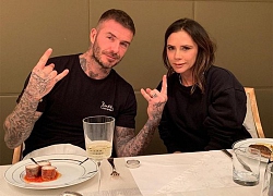 David Beckham ngọt ngào ôm vợ trong kỳ nghỉ đón năm mới ở Marocco