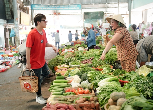 Duy Khánh vừa nhảy lò cò, vừa trả giá khi đi chợ mua đồ cùng Quang Trung