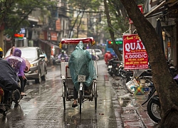 Hà Nội: Cuộc sống mưu sinh dưới mưa