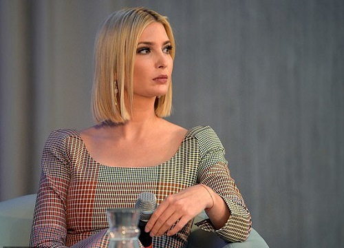 Ivanka Trump 'hú vía' vì con trai 3 tuổi bày trò nghịch ngợm trên máy bay