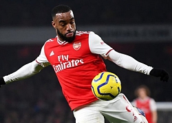 Lacazette không bị thẻ đỏ sau pha chơi xấu