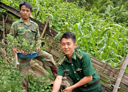 Lớp học xóa mù chữ cho đồng bào dân tộc của thầy giáo mang quân hàm xanh