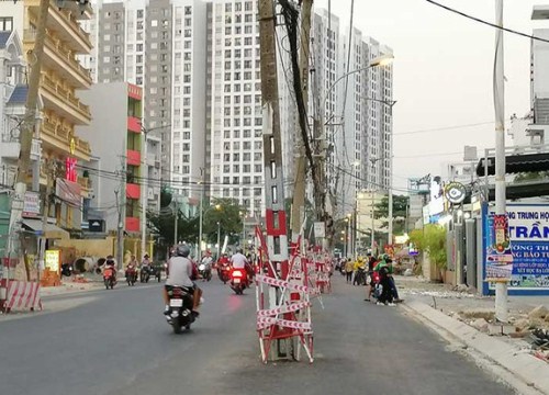 Mối nguy từ cột điện 'chình ình' giữa đường