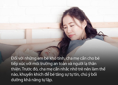 Nửa đêm tỉnh giấc, bé gái 11 tháng tuổi có hành động khiến mẹ vô cùng cảm động