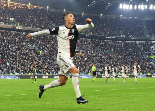 Ronaldo lập hàng loạt kỷ lục sau cú hat-trick mở màn thập kỷ mới