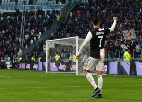 Ronaldo lập hat-trick phi thường chào 2020: Báo Italia tung hô, ví như "máy ủi"