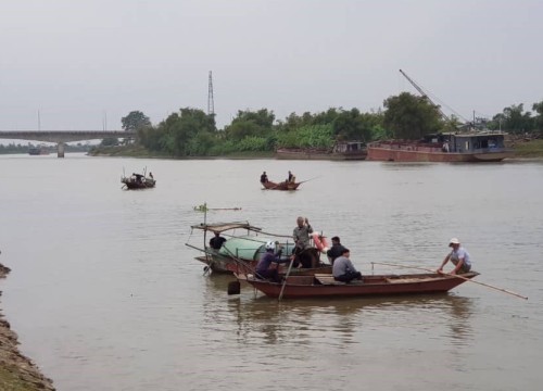 Sau tiếng kêu cứu trong đêm, chồng chết, vợ mất tích dưới sông