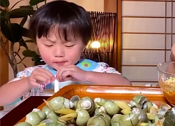 Uống trà sữa trân châu nhưng không thích ăn... trân châu, bé Sa thể hiện "IQ vô cực" bằng một hành động nhỏ khiến dân mạng thán phục