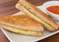 Cách làm bánh mì sandwich kẹp phô mai bằng chảo cực dễ