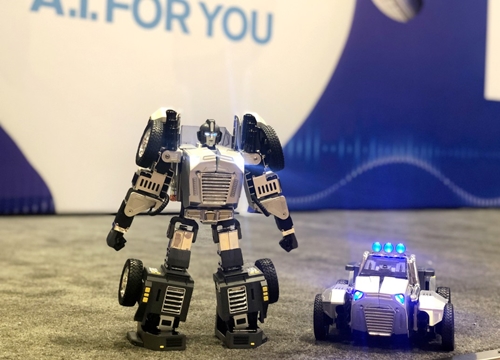 [CES 2020] Robot Transformer nay đã có phiên bản "thông minh", hô một tiếng là tự động biến hình, hít đất