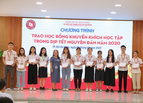 Cơ Sở II Đại Học Ngoại Thương trao tặng học bổng khuyến khích học tập cho Sinh viên vượt khó dịp Tết