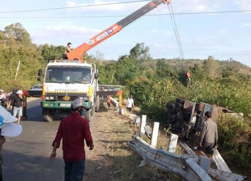 Gia Lai: Lật xe tải, 3 người thương vong