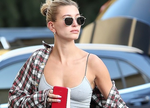 Hailey Bieber 'thả rông' vòng 1 trên phố với áo 2 dây bó sát