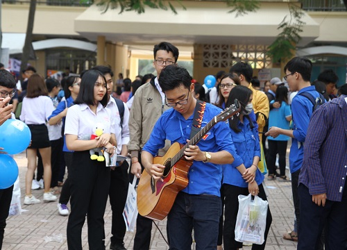 Học sinh đàn hát tại ngày hội Tư vấn mùa thi 2020