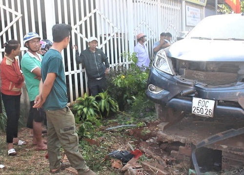 Ôtô bán tải gây tai nạn liên hoàn, 3 người bị thương