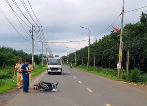 Thanh niên đi xe không đội mũ bảo hiểm tông cảnh sát ngã ra đường